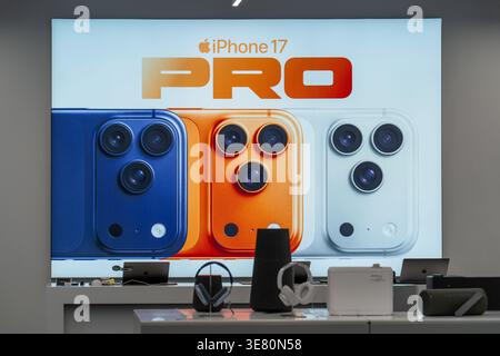 Apple Store Banner mit dem neuen iPhone 17 Pro in mehreren Farben, dreifacher Kamerasystem und Premium-Design. Minsk, Weißrussland - 14. März 2026 Stockfoto