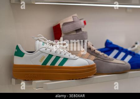 Adidas-Sneakers in einem Sportschuhladen. Verkauf von Sportschuhen. Minsk, Weißrussland - 30. März 2026 Stockfoto