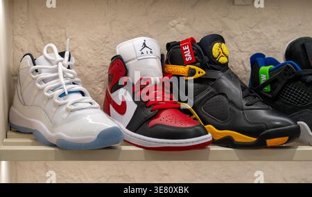 Verschiedene Modelle von Air Jordan Sneakers im Regal eines Sportschuhgeschäfts. Minsk, Weißrussland - 30. März 2026 Stockfoto