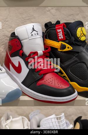 Verschiedene Modelle von Air Jordan Sneakers im Regal eines Sportschuhgeschäfts. Minsk, Weißrussland - 30. März 2026 Stockfoto
