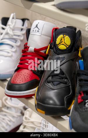 Verschiedene Modelle von Air Jordan Sneakers im Regal eines Sportschuhgeschäfts. Minsk, Weißrussland - 30. März 2026 Stockfoto