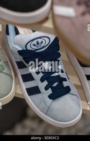 Adidas-Sneakers in einem Sportschuhladen. Verkauf von Sportschuhen. Minsk, Weißrussland - 30. März 2026 Stockfoto