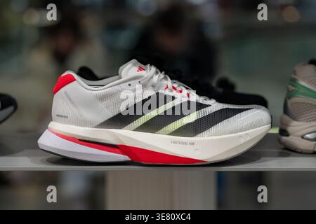 Adidas-Sneakers in einem Sportschuhladen. Verkauf von Sportschuhen. Minsk, Weißrussland - 30. März 2026 Stockfoto