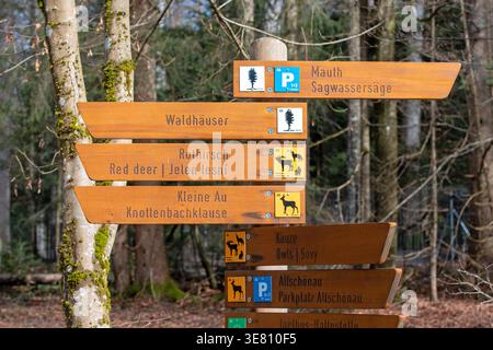 Wegschilder im Nationalpark Bayerischer Wald, Bayerischer Wald, Bayern, Deutschland Stockfoto