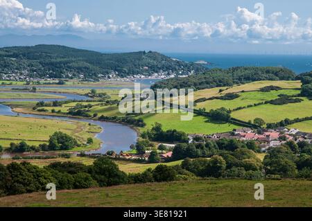 Blick aus der Vogelperspektive auf die Flussmündung URR, die sich durch sanfte grüne Felder und Ackerland rund um Palnackie schlängelt, mit dem Dorf Kippford und dem entfernten Solway Fir Stockfoto