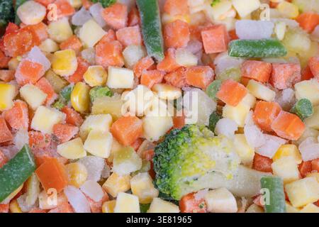 Tiefkühlgemüse mit Brokkoli, kleinen Stückchen, einfaches Portionieren, Vorbereitung des Mittagessens in der Schule, nahrhafte Beilage, Komfort für beschäftigte Eltern Stockfoto