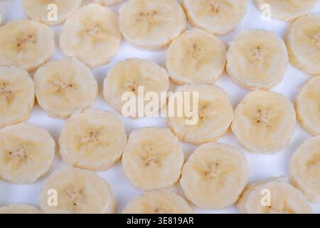 Bunte, spielzeugähnliche Bananenrunden für Kinder. Lebendige und verspielte Bananenscheiben-Displays, die Kinder während ihrer Snackzeit begeistern Stockfoto