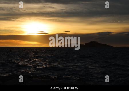 Sonnenuntergang über dem Mittelmeer, Stadt Marseille, Département Bouches-du-Rhône, Frankreich Stockfoto