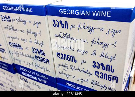 Samara, Russland - 7. Februar 2026: Georgischer Wein im Regal eines Supermarktes. Verschiedene alkoholische Getränke in Flaschen Stockfoto