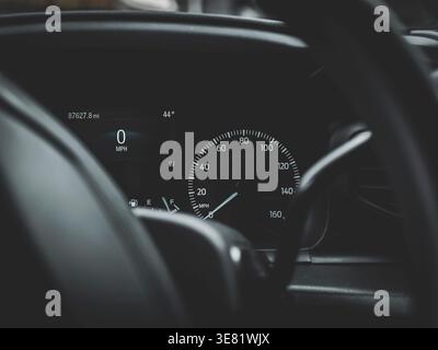 Armaturenbrett-Instrumentengruppe für das Auto zeigt den Tachometer bei 0 mph mit Digitalanzeige, Kraftstoffanzeige und modernem Innenraum an Stockfoto