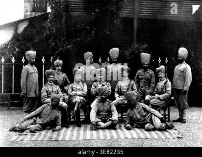 Offiziere des Regiments, die vor kurzem in Indien für den Dienst in Uganda aufgezogen wurden, 1898. "Jemidar Murad Singh; Lieut. H. M. Hornsby, D.S.O.; Subadar-Major Fazal Khan; Jemidar Bazwan Singh; Subadar Sundar Singh; Subadar Ram Singh; Lieut. F. S. Keen; Captain E. J. Swayne; Captain Evatt (Commander); Captain W. W. Chitty; Lieut. Rattray; Jamidar Manzi Singh; Subadar Shams Khan; Jemidar Sham Singh. Eine der jüngsten Ergänzungen unserer kaiserlichen Streitkräfte... das Regiment besteht aus 392 Mann und wird unter der Leitung von 14 Offizieren stehen, von denen sechs Briten sind, der Rest einheimisch. Es ist in zwei DO unterteilt Stockfoto
