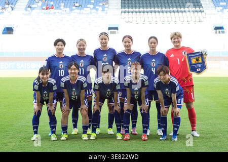 Die Spieler des japanischen Teams posieren für ein Teamfoto, bevor sie am 11. April 2026 in der Provinz Pathum Thani in Thailand den AFC U20 Women's Asian Cup Thailand 2026 ins Viertelfinale zwischen Japan und Vietnam antreten. (Foto: Teera Noisakran/SIPA USA) Credit: SIPA USA/Alamy Live News Stockfoto