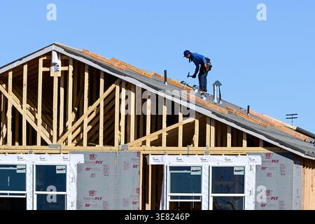 Apache Junction, Arizona, USA. April 2026. Ein Dachdecker arbeitet auf einem im Bau befindlichen neuen Haus, da die Wohnkosten die Inflationsaussichten weiterhin prägen. Die Preise stiegen im März um 0,9 Prozent und sind im Vergleich zum letzten Jahr um 3,3 Prozent gestiegen, so das U.S. Bureau of Labor Statistics. Shelter stieg in diesem Monat um 0,3 Prozent, was auf den anhaltenden Druck auf dem Wohnungsmarkt zurückzuführen ist. (Kreditbild: © Eduardo Barraza/ZUMA Press Wire) NUR REDAKTIONELLE VERWENDUNG! Nicht für kommerzielle ZWECKE! Stockfoto