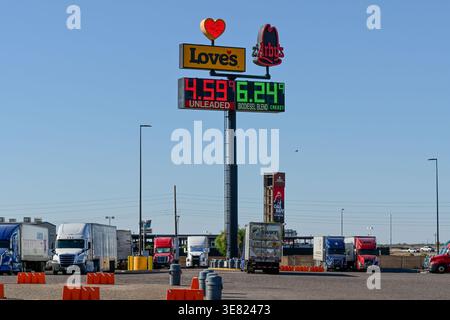 Apache Junction, Arizona, USA. April 2026. Die Kraftstoffpreise werden über einem Lkw-Stopp angezeigt, da die steigenden Energiekosten weiterhin die Inflation antreiben. Die Preise stiegen im März um 0,9 Prozent und stiegen im Vergleich zum letzten Jahr um 3,3 Prozent, so das U.S. Bureau of Labor Statistics. Die Energie stieg um 10,9 Prozent, angeführt von einem Anstieg des Benzins um 21,2 Prozent. (Kreditbild: © Eduardo Barraza/ZUMA Press Wire) NUR REDAKTIONELLE VERWENDUNG! Nicht für kommerzielle ZWECKE! Stockfoto