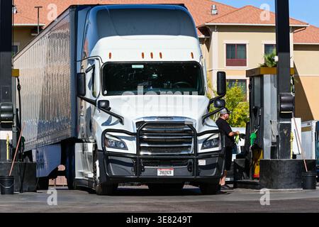 Apache Junction, Arizona, USA. April 2026. Ein Lkw-Fahrer betankt sein Fahrzeug an einem LKW-Stopp, da steigende Energiekosten die Inflation weiter erhöhen. Die Preise stiegen im März um 0,9 Prozent und stiegen im Vergleich zum letzten Jahr um 3,3 Prozent, so das U.S. Bureau of Labor Statistics. Die Energie stieg um 10,9 Prozent, angeführt von einem Anstieg des Benzins um 21,2 Prozent. (Kreditbild: © Eduardo Barraza/ZUMA Press Wire) NUR REDAKTIONELLE VERWENDUNG! Nicht für kommerzielle ZWECKE! Stockfoto