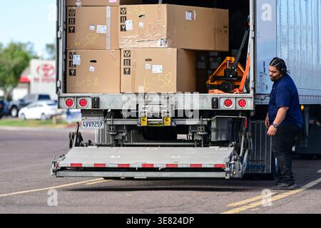 Apache Junction, Arizona, USA. April 2026. Ein Lieferarbeiter entlädt Kisten von einem Lkw, da steigende Transport- und Logistikkosten zum Inflationsdruck beitragen. Die Preise stiegen im März um 0,9 Prozent und stiegen im Vergleich zum letzten Jahr um 3,3 Prozent, so das U.S. Bureau of Labor Statistics. Die Energie stieg um 10,9 Prozent, angeführt von einem Anstieg des Benzins um 21,2 Prozent. (Kreditbild: © Eduardo Barraza/ZUMA Press Wire) NUR REDAKTIONELLE VERWENDUNG! Nicht für kommerzielle ZWECKE! Stockfoto