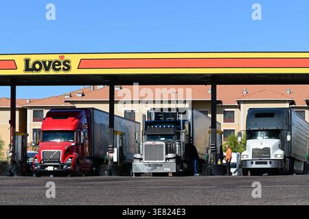 Apache Junction, Arizona, USA. April 2026. Lkw-Fahrer tanken ihre Fahrzeuge an einem LKW-Stopp, da steigende Energiekosten die Inflation weiter erhöhen. Die Preise stiegen im März um 0,9 Prozent und stiegen im Vergleich zum letzten Jahr um 3,3 Prozent, so das U.S. Bureau of Labor Statistics. Die Energie stieg um 10,9 Prozent, angeführt von einem Anstieg des Benzins um 21,2 Prozent. (Kreditbild: © Eduardo Barraza/ZUMA Press Wire) NUR REDAKTIONELLE VERWENDUNG! Nicht für kommerzielle ZWECKE! Stockfoto