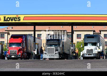 Apache Junction, Arizona, USA. April 2026. Lkw-Fahrer tanken ihre Fahrzeuge an einem LKW-Stopp, da steigende Energiekosten die Inflation weiter erhöhen. Die Preise stiegen im März um 0,9 Prozent und stiegen im Vergleich zum letzten Jahr um 3,3 Prozent, so das U.S. Bureau of Labor Statistics. Die Energie stieg um 10,9 Prozent, angeführt von einem Anstieg des Benzins um 21,2 Prozent. (Kreditbild: © Eduardo Barraza/ZUMA Press Wire) NUR REDAKTIONELLE VERWENDUNG! Nicht für kommerzielle ZWECKE! Stockfoto