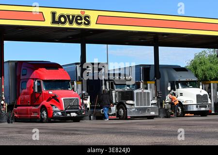 Apache Junction, Arizona, USA. April 2026. Lkw-Fahrer tanken ihre Fahrzeuge an einem LKW-Stopp, da steigende Energiekosten die Inflation weiter erhöhen. Die Preise stiegen im März um 0,9 Prozent und stiegen im Vergleich zum letzten Jahr um 3,3 Prozent, so das U.S. Bureau of Labor Statistics. Die Energie stieg um 10,9 Prozent, angeführt von einem Anstieg des Benzins um 21,2 Prozent. (Kreditbild: © Eduardo Barraza/ZUMA Press Wire) NUR REDAKTIONELLE VERWENDUNG! Nicht für kommerzielle ZWECKE! Stockfoto