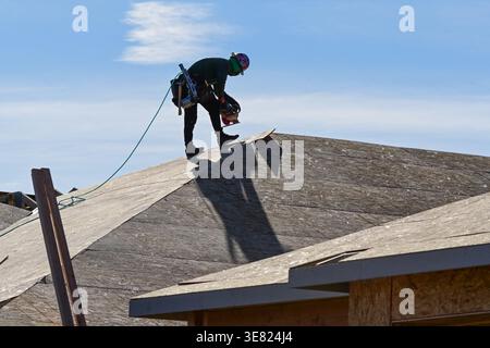 Apache Junction, Arizona, USA. April 2026. Ein Dachdecker arbeitet auf einem im Bau befindlichen neuen Haus, da die Wohnkosten die Inflationsaussichten weiterhin prägen. Die Preise stiegen im März um 0,9 Prozent und sind im Vergleich zum letzten Jahr um 3,3 Prozent gestiegen, so das U.S. Bureau of Labor Statistics. Shelter stieg in diesem Monat um 0,3 Prozent, was auf den anhaltenden Druck auf dem Wohnungsmarkt zurückzuführen ist. (Kreditbild: © Eduardo Barraza/ZUMA Press Wire) NUR REDAKTIONELLE VERWENDUNG! Nicht für kommerzielle ZWECKE! Stockfoto