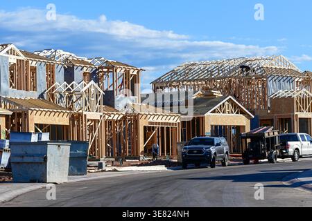 Apache Junction, Arizona, USA. April 2026. In einer neuen Unterteilung in Arizona steigen die Immobilienkosten, die die Inflationsaussichten weiterhin prägen. Die Preise stiegen im März um 0,9 Prozent und stiegen im Vergleich zum letzten Jahr um 3,3 Prozent, so das U.S. Bureau of Labor Statistics. Die Unterkunftskosten stiegen im Monat um 0,3 Prozent, was auf den anhaltenden Druck auf dem Wohnungsmarkt zurückzuführen ist. (Kreditbild: © Eduardo Barraza/ZUMA Press Wire) NUR REDAKTIONELLE VERWENDUNG! Nicht für kommerzielle ZWECKE! Stockfoto
