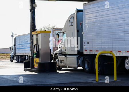 Apache Junction, Arizona, USA. April 2026. Kraftstoffpumpen versorgen Sattelkraftwagen an einer LKW-Haltestelle, da die steigenden Energiekosten die Inflation weiter erhöhen. Die Preise stiegen im März um 0,9 Prozent und stiegen im Vergleich zum letzten Jahr um 3,3 Prozent, so das U.S. Bureau of Labor Statistics. Die Energie stieg um 10,9 Prozent, angeführt von einem Anstieg des Benzins um 21,2 Prozent. (Kreditbild: © Eduardo Barraza/ZUMA Press Wire) NUR REDAKTIONELLE VERWENDUNG! Nicht für kommerzielle ZWECKE! Stockfoto