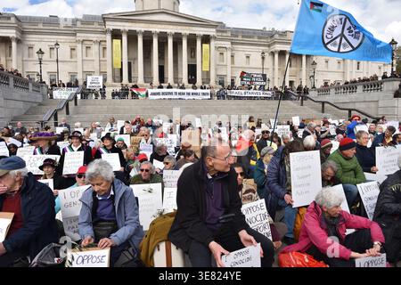 London Großbritannien. 11. April 2026 Aktion für Palästina-Protest auf dem Trafalgar-Platz. Demonstranten, die "Ich bin gegen Völkermord, ich unterstütze die Palästinensische Aktion" halten Stockfoto