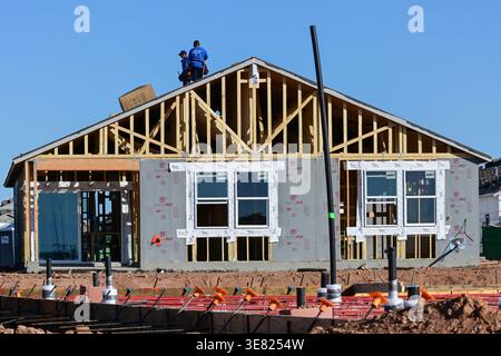 Apache Junction, Arizona, USA. April 2026. Dachdecker arbeiten auf einem neuen Haus, das im Bau ist, da die Wohnkosten die Inflationsaussichten weiterhin prägen. Die Preise stiegen im März um 0,9 Prozent und sind im Vergleich zum letzten Jahr um 3,3 Prozent gestiegen, so das U.S. Bureau of Labor Statistics. Shelter stieg in diesem Monat um 0,3 Prozent, was auf den anhaltenden Druck auf dem Wohnungsmarkt zurückzuführen ist. (Kreditbild: © Eduardo Barraza/ZUMA Press Wire) NUR REDAKTIONELLE VERWENDUNG! Nicht für kommerzielle ZWECKE! Stockfoto