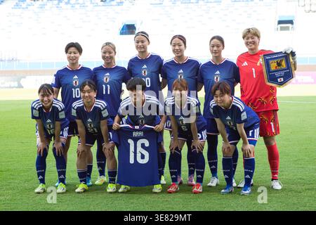 Die Spieler des japanischen Teams posieren für ein Teamfoto, bevor sie am 11. April 2026 in der Provinz Pathum Thani in Thailand den AFC U20 Women's Asian Cup Thailand 2026 ins Viertelfinale zwischen Japan und Vietnam antreten. (Foto: Teera Noisakran/SIPA USA) Credit: SIPA USA/Alamy Live News Stockfoto