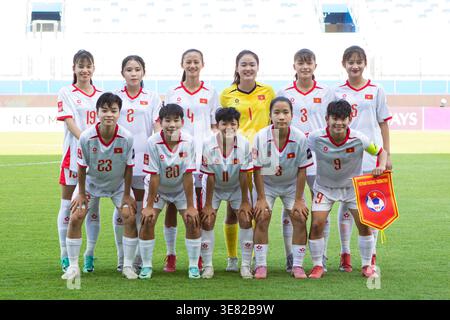Die Spieler des vietnamesischen Teams posieren für ein Teamfoto, bevor sie am 11. April 2026 in der Provinz Pathum Thani in Thailand den AFC U20 Women's Asian Cup Thailand 2026 ins Viertelfinale zwischen Japan und Vietnam starten. (Foto: Teera Noisakran/SIPA USA) Credit: SIPA USA/Alamy Live News Stockfoto