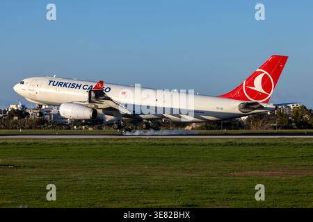 Turkish Airlines Cargo Airbus A330-243F (REG: TC-JCI) landet am Abend Landebahn 31. Stockfoto