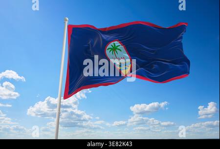 Flagge von Guam bei bewölktem Himmel Hintergrund bei Sonnenuntergang. Patriotisches Konzept über den Staat. 3d-Illustration. Stockfoto