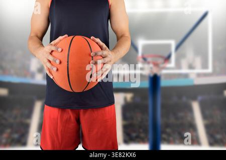 Schuss eines Basketballspielers mit einem Ball in der Hand im Stadion Stockfoto
