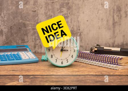Schönes Symbol. Konzeptwort Nizza auf Holzwürfeln. Schöner weißer Hintergrund. Business und Nizza Konzept. Kopierbereich. Stockfoto