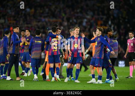 Barcelona, Esp. April 2026. FC BARCELONA gegen RCD ESPANYOL 11. April 2026 Frenkie de Jong (21) des FC Barcelona, Fermin Lopez (16) vom FC Barcelona feiert am Ende des Spiels zwischen dem FC Barcelona und RCD Espanyol, entsprechend dem 31. Tag der La Liga EA Sports im Spotify Camp Nou in Barcelona, Spanien. Quelle: Rosdemora/Alamy Live News Stockfoto