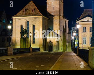 Friedliche Gasse Mit Alten Mauerwerken, Die Sanft Von Lampen Beleuchtet Werden Stockfoto