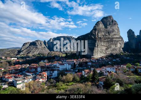 Malerischer Blick auf das Dorf Kastraki am Fuße der Meteora Felsformationen in Griechenland, mit traditionellen Häusern, dramatischen Sandsteinklippen und einem klaren Stockfoto