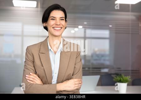 Professionelles Büroporträt einer selbstbewussten kaukasischen Geschäftsfrau am Arbeitsplatz Stockfoto