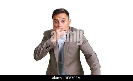 Überraschter Mann, der den Mund mit transparentem Hintergrund bedeckt Stockfoto