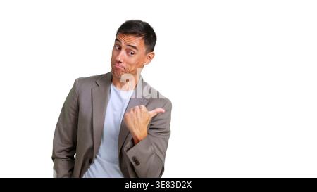 Mann, der zur Seite zeigt, mit verhöhndem Gesichtsausdruck transparent PNG Stockfoto