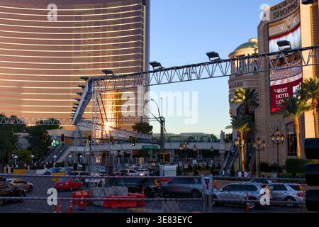 Las Vegas Street mit Hoteltürmen Nevada USA 25. November 2025 Stockfoto