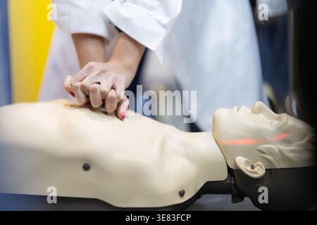 Person, die kardiopulmonale Reanimation an einer Trainingskuppe übt Stockfoto