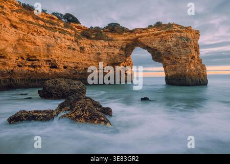 Ein lebhaftes Foto bei Sonnenuntergang, aufgenommen am Strand von Praia de Albandeira in der Algarve im Süden Portugals Stockfoto