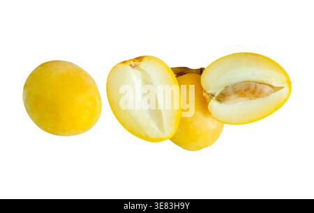 Frisch reife gelbe Barhi Dattelpalmfrüchte im Set und kleine Bündel mit Hälften im Stapel sind auf weißem Hintergrund mit Schnittpfad isoliert. Konzept von Stockfoto