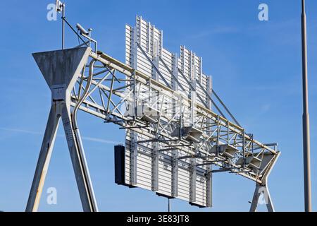 Niederlande, 06. April 2026. Eine detaillierte Aufnahme der Stahlstruktur einer Autobahnbrücke mit Verkehrssensoren, Kameras und Radarkamera für durchschnittliche spe Stockfoto