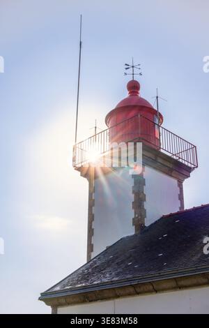 Sonnenstrahlen an einem alten Leuchtturm in der Bretagne Stockfoto