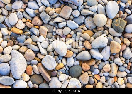 Kieselsteine an einem Strand von oben Stockfoto