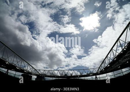 London, Großbritannien. April 2026. Blauer Himmel und Wolken über dem Stadion beim EPL-Spiel Arsenal gegen AFC Bournemouth im Emirates Stadium, London, UK am 11. April 2026. Quelle: Paul Marriott/Alamy Live News Stockfoto