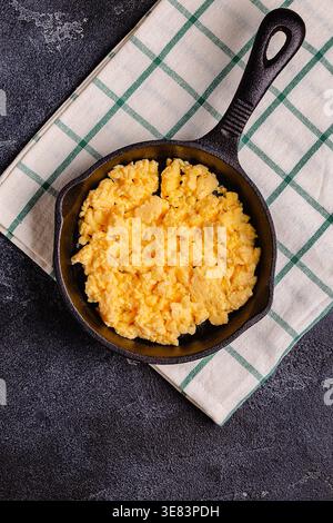 Gekochtes Omelette in einer Pfanne, Blick von oben. Stockfoto