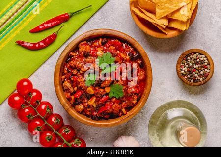 Chili Con Carne in Schüssel auf grauem Hintergrund. Mexikanische Küche. Draufsicht Stockfoto